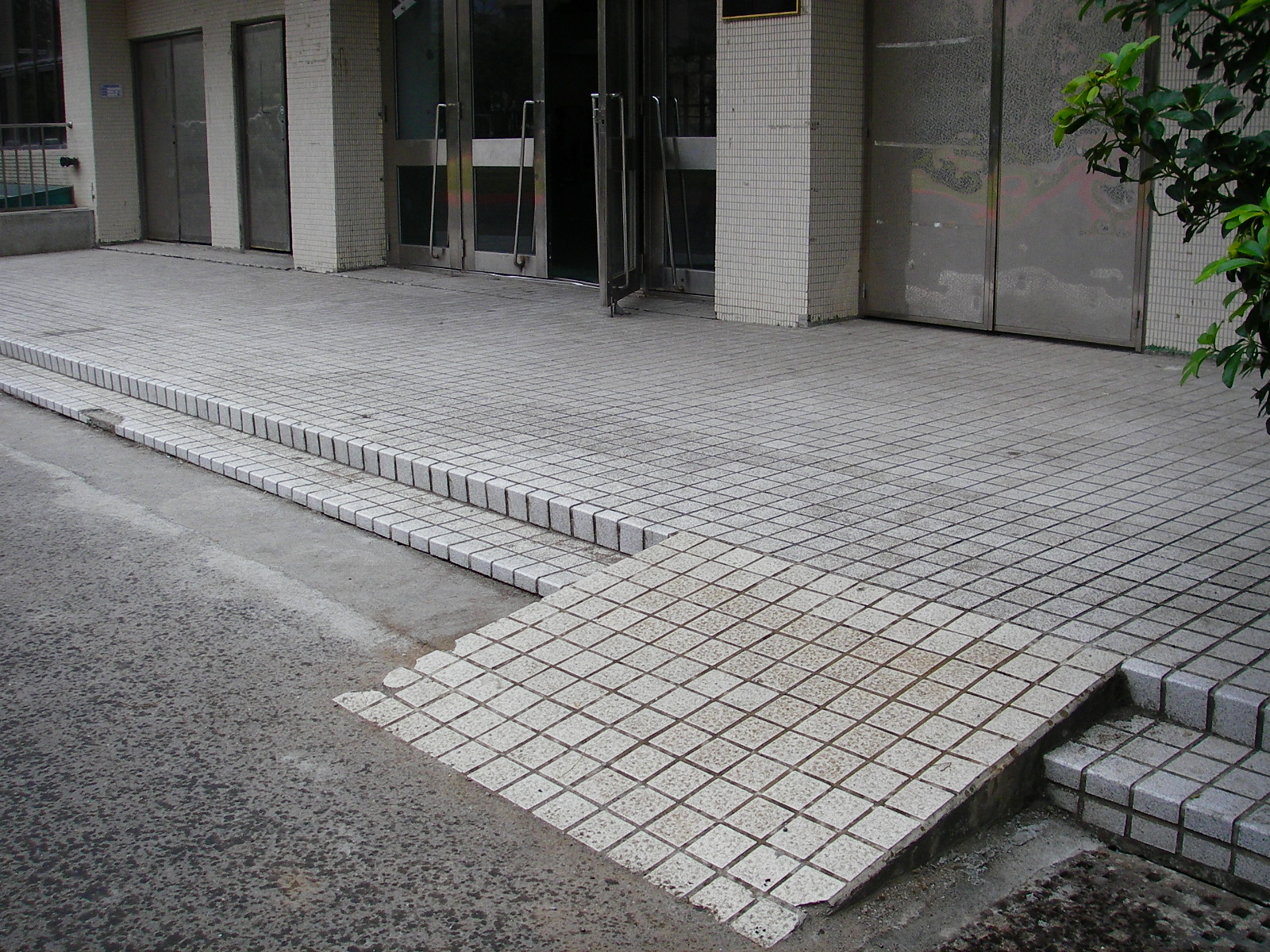 ���ʤ��߫e�שY�D